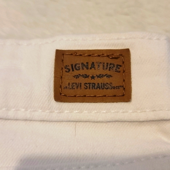 2 Levi's Signature High-Rise distressed white shorts - Picture 9 of 9